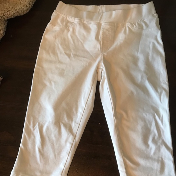 | Baccini | Make an Offer | White Capri Pants - Picture 1 of 8